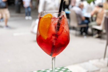Spritz Campari, likör, şarap, buz küpleri ve bir parça portakal, Palermo, Sicilya, İtalya 'nın sokak manzaralı sert, uzun bir kokteyl kızı.