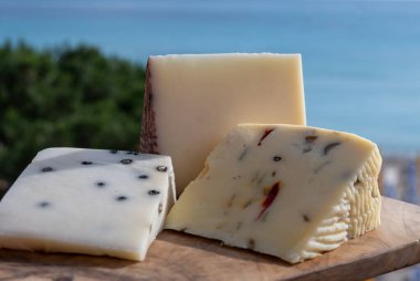 Taze roket salatası, siyah biber, zeytin, şarap, Sicilya peyniri, Palermo yemeği ve Mondello sahilindeki deniz manzarası nea Palermo, Sicilya