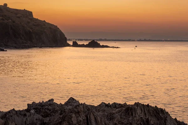 Deniz kıyısındaki gece manzarası, Collioure eski kasabası yakınlarındaki ışıklar, Cote Vermeille, Pyrenees-Orientales, Occitania, Fransa. Yaz tatili