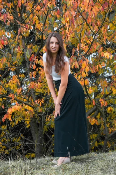 Jonge Vrouw Met Herfst Bladeren Hand Vallen Gele Esdoorn Tuin — Stockfoto