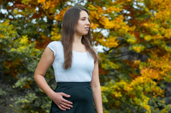 Giovane Donna Con Foglie Autunnali Mano Autunno Giallo Acero Giardino — Foto Stock