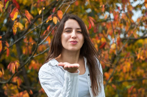 Jonge Vrouw Met Herfst Bladeren Hand Vallen Gele Esdoorn Tuin — Stockfoto