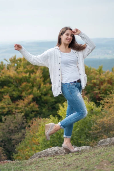 Giovane Donna Con Foglie Autunnali Mano Autunno Giallo Acero Giardino — Foto Stock