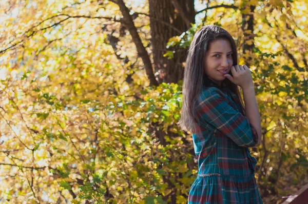 Portret Van Jonge Mode Vrouw Buiten Herfst Achtergrond — Stockfoto