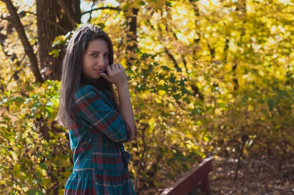 若者の肖像画秋の背景に屋外の女性のファッション — ストック写真