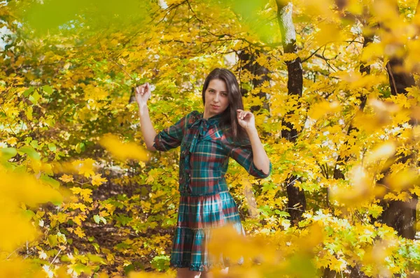 Porträt Einer Jungen Modefrau Freien Auf Herbstlichem Hintergrund — Stockfoto