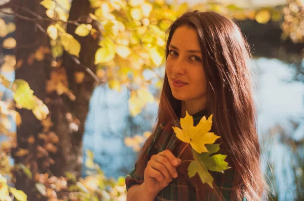 Portret Van Jonge Mode Vrouw Buiten Herfst Achtergrond — Stockfoto