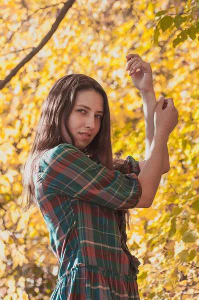 Portret Van Jonge Mode Vrouw Buiten Herfst Achtergrond — Stockfoto