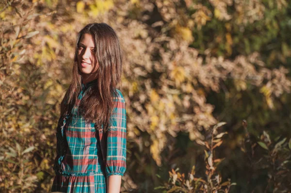 Portret Młoda Kobieta Odkryty Moda Tle Jesień — Zdjęcie stockowe