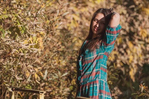 Portret Van Jonge Mode Vrouw Buiten Herfst Achtergrond — Stockfoto