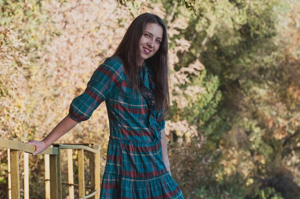 Portret Van Jonge Mode Vrouw Buiten Herfst Achtergrond — Stockfoto