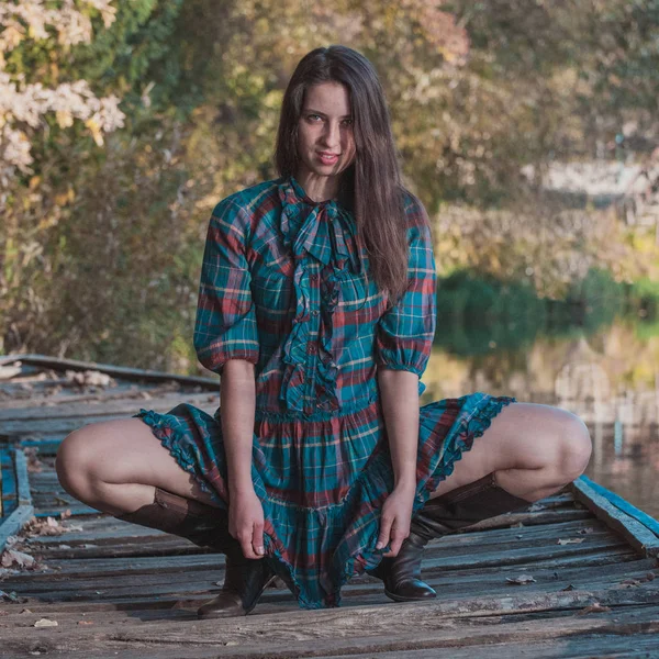 Porträt Einer Jungen Modefrau Freien Auf Herbstlichem Hintergrund — Stockfoto