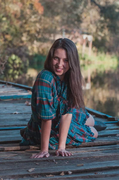 Portret Van Jonge Mode Vrouw Buiten Herfst Achtergrond — Stockfoto