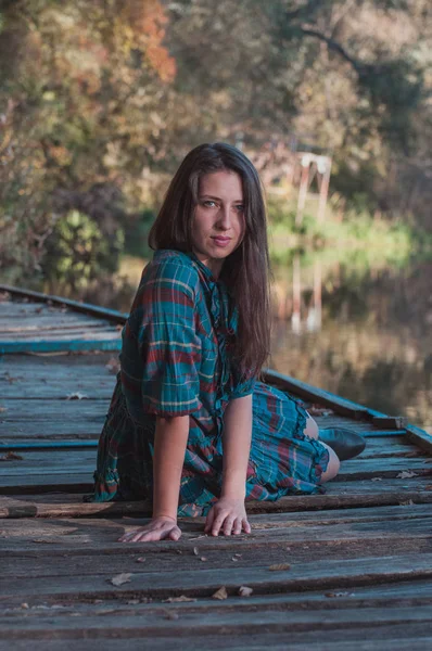 Portret Van Jonge Mode Vrouw Buiten Herfst Achtergrond — Stockfoto