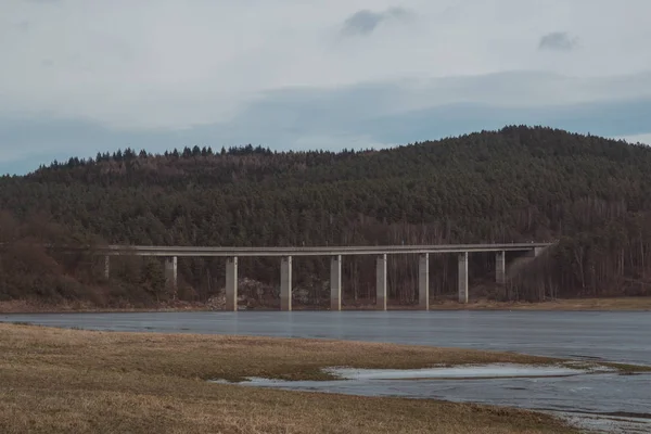 Rotz バイエルン州の小さな町の川に架かる橋します — ストック写真