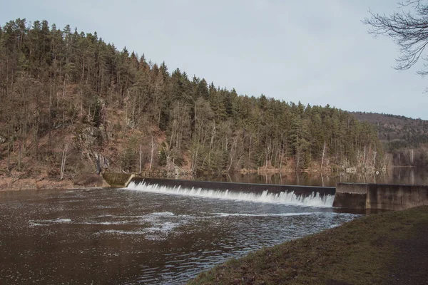 Dammen Vatten Flöde Surface Flöde Flytande Vatten Liten Vattenreservoar Landsbygdens — Stockfoto