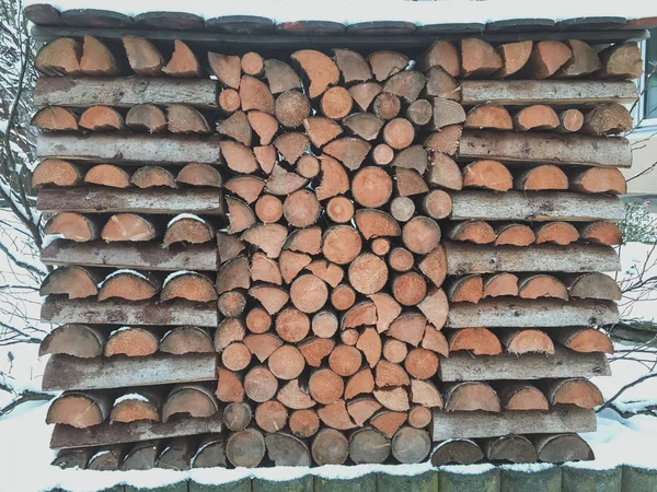 Drewno Kominkowe Układanie Podwórku Pokryte Śniegu Zimie — Zdjęcie stockowe