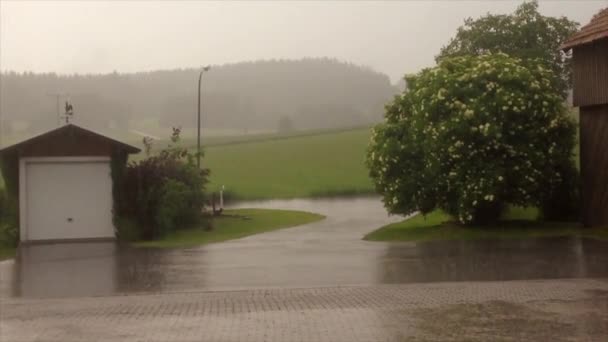 Lluvia Cayendo Césped Delantero Barrio Suburbano Slider Shot — Vídeo de stock