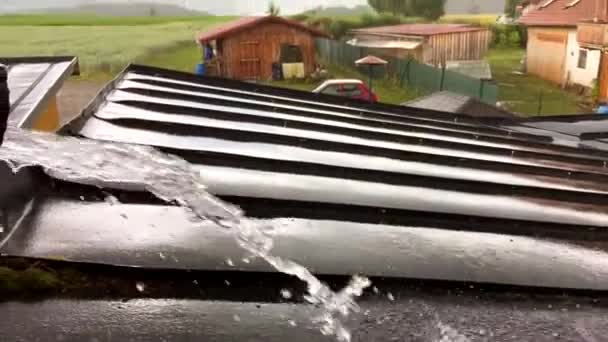 Lluvia Sobre Tejado Bajo Lluvia — Vídeos de Stock