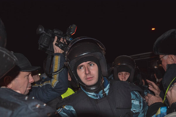 Ukraine, Kiev, Januari 11, 2014: The Shameful berkut corridor in Kiev, Dmitriy Bulatov, Yuriy Lutsenko, Yavorivskiy