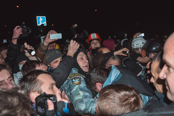 Ukraine, Kiev, Januari 11, 2014: The Shameful berkut corridor in Kiev, Dmitriy Bulatov, Yuriy Lutsenko, Yavorivskiy