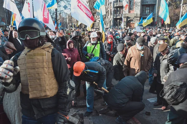 ベルクートが Euromaidan の中に Institutskaya 通りに人々 を撮影するウクライナ キエフ 2014 — ストック写真