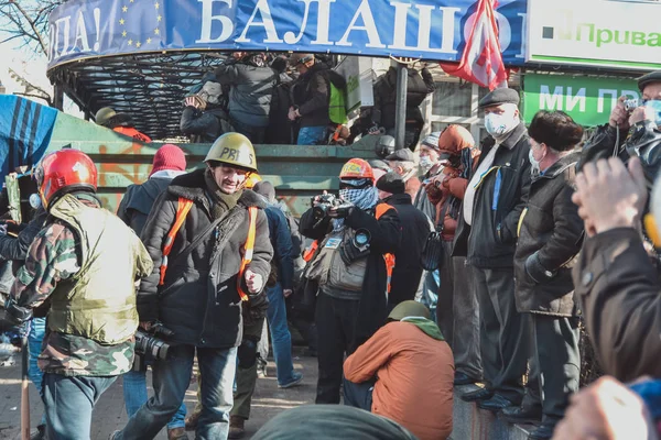 ベルクートが Euromaidan の中に Institutskaya 通りに人々 を撮影するウクライナ キエフ 2014 — ストック写真