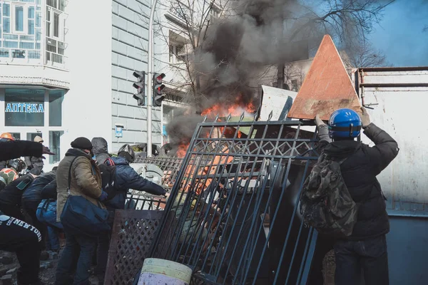 Ουκρανία Κίεβο Φεβρουαρίου 2014 Berkut Πυροβόλησε Ανθρώπους Institutskaya Street Κατά — Φωτογραφία Αρχείου