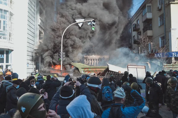Ukrajna Kiev Február 2014 Berkut Institutskaya Street Emberek Lövés Közben — Stock Fotó