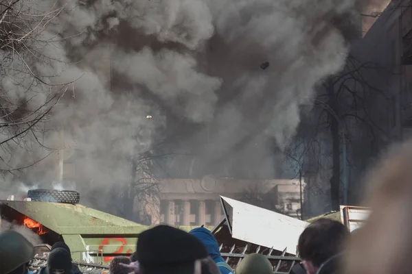 Ukrajna Kiev Február 2014 Berkut Institutskaya Street Emberek Lövés Közben — Stock Fotó