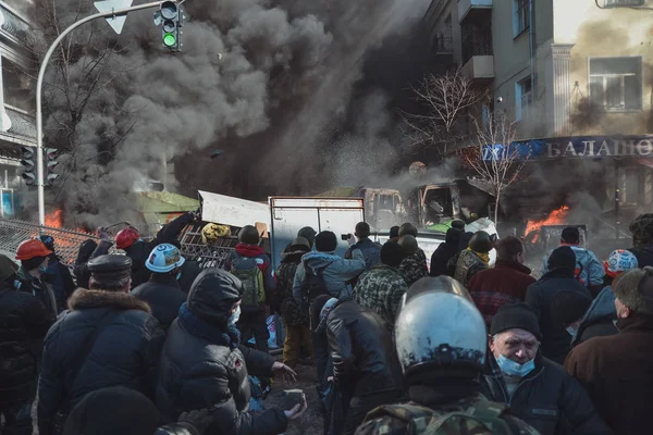 Ukrajna Kiev Február 2014 Berkut Institutskaya Street Emberek Lövés Közben — Stock Fotó