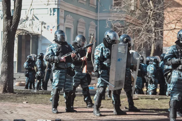 Ukrajna Kiev Február 2014 Berkut Institutskaya Street Emberek Lövés Közben — Stock Fotó