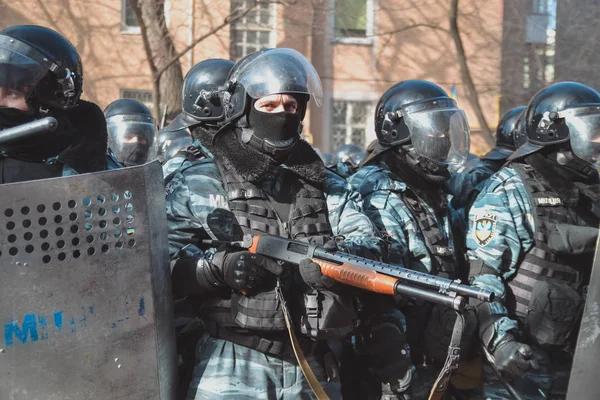 Ucrânia Kiev Fevereiro 2014 Berkut Matou Pessoas Rua Institutskaya Durante — Fotografia de Stock