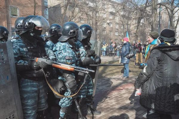 Ucrânia Kiev Fevereiro 2014 Berkut Matou Pessoas Rua Institutskaya Durante — Fotografia de Stock