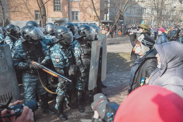 Ουκρανία Κίεβο Φεβρουαρίου 2014 Berkut Πυροβόλησε Ανθρώπους Institutskaya Street Κατά — Φωτογραφία Αρχείου