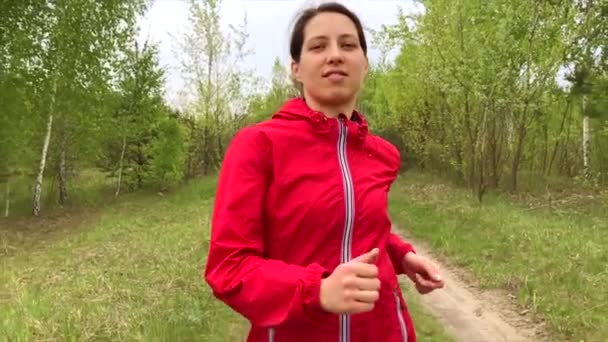 Correndo Mulher Floresta Hora Verão Vídeo Câmera Lenta — Vídeo de Stock