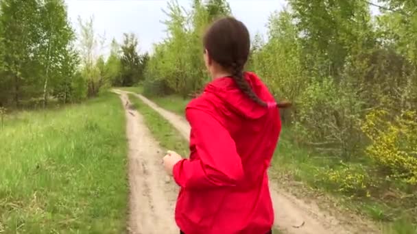 Correndo Mulher Floresta Hora Verão Vídeo Câmera Lenta — Vídeo de Stock