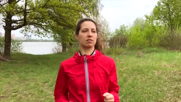 Жінка Біжить Лісі Літній Час Повільний Рух Відео — стокове відео