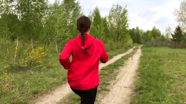 Correndo Mulher Floresta Hora Verão Vídeo Câmera Lenta — Vídeo de Stock