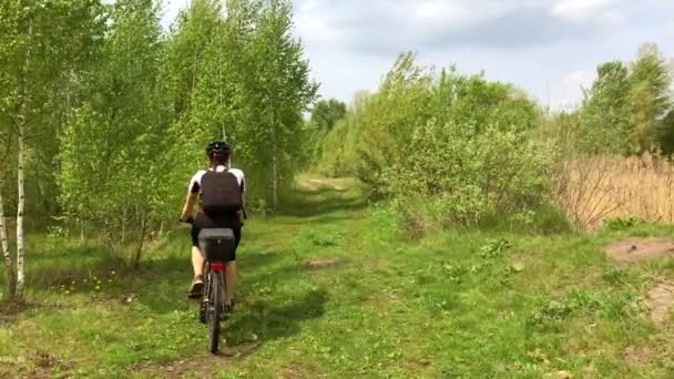 少女が公園で自転車に乗って — ストック動画