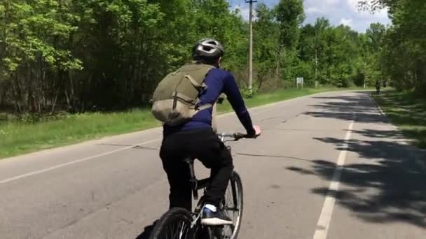 Een Fietser Rijdt Langs Een Pad Een Park Een Zonnige — Stockvideo