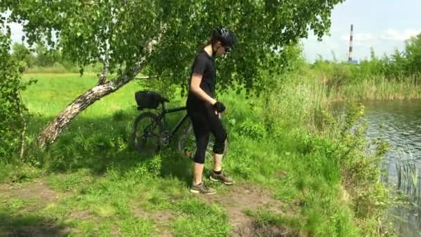 Jovem Mulher Andando Bicicleta Através Parque Fundo Lago Rio — Vídeo de Stock