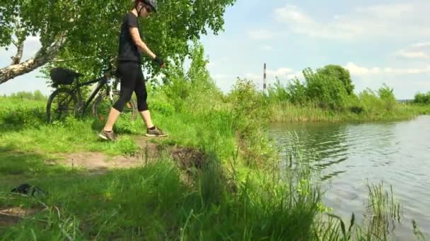 Młoda Kobieta Jeżdżąca Rowerze Przez Park Tle Jeziora Lub Rzeki — Wideo stockowe