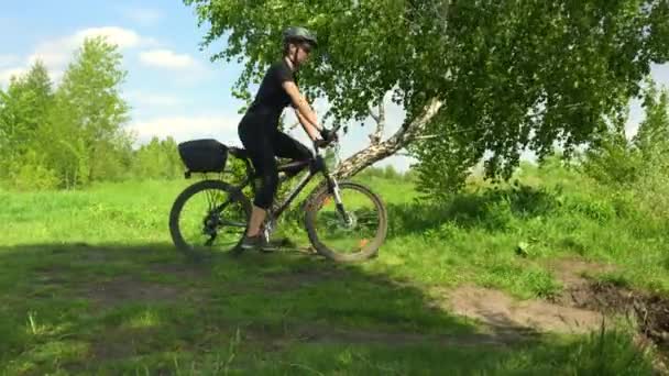 Junge Frau Fährt Mit Dem Fahrrad Durch Den Park Vor — Stockvideo