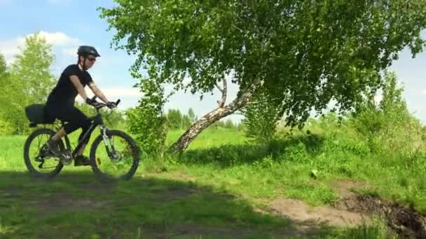 Mladá Žena Kole Přes Park Pozadí Jezera Nebo Řeky — Stock video