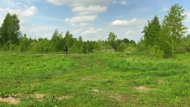 Junge Frau Fährt Mit Dem Fahrrad Durch Den Park Vor — Stockvideo