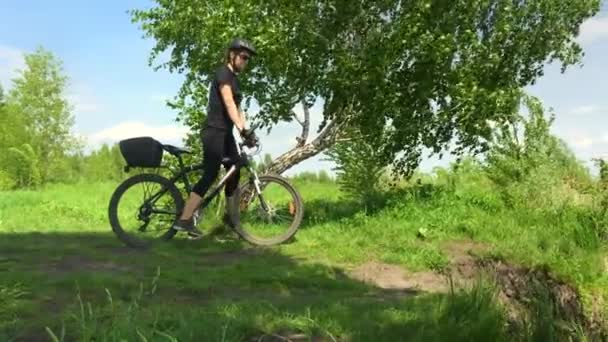 Junge Frau Fährt Mit Dem Fahrrad Durch Den Park Vor — Stockvideo