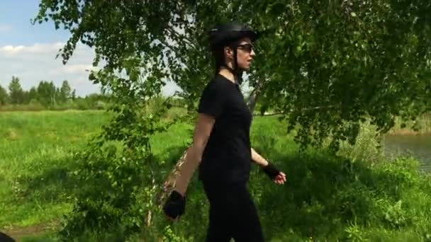 Młoda Kobieta Jeżdżąca Rowerze Przez Park Tle Jeziora Lub Rzeki — Wideo stockowe