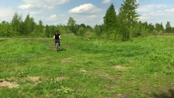 Junge Frau Fährt Mit Dem Fahrrad Durch Den Park Vor — Stockvideo