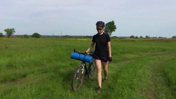 Mädchen Läuft Mit Fahrrad Waldpark Zeitlupe — Stockvideo